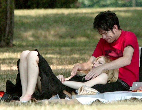 avril-lavigne-breast-rub-05